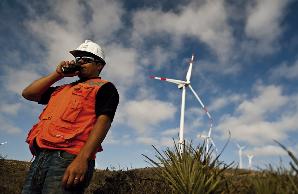imagen-hombre-planta-energía-eólica-