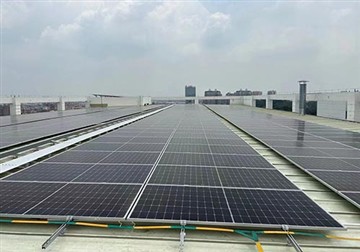 Solární energie, větrná energie a vodní energie Jak komunity využívají obnovi...