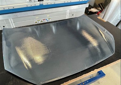 Fraunhofer Team integruje solární články do automobilových kapot